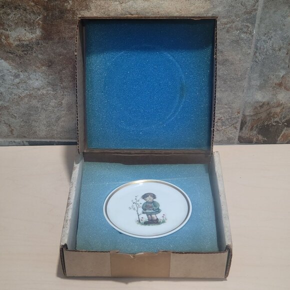 Schmid Berta Sad Girl Hummel Museum Miniature Plate Collection 1982 - Picture 10 of 10